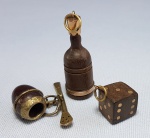 JOIA DE CRIOULA - 3 pequenos pingentes para balangandã em prata dourada e jacarandá, sendo uma cuia de chimarrão com a bomba, uma garrafa e um dado. Maior 4 cm.