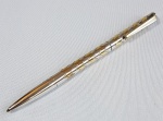 Elegante caneta esferográfica toda em prata de lei e detalhes em ouro 18k. Marca não identificada. Med. 13.5 cm.