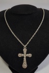 Colar com antiga cruz francesa decorada com elementos Art Noveau. Inicio do séc. XX. Ambas em prata de lei. Med. 49 cm e 4.5 cm