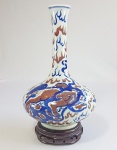 Antigo vaso em porcelana chinesa, decorado com cães de fó e nuvens em azul underglaze e rouge de fer (azul e vermelho) Marcado com single ring no fundo. Med. 23 cm e com base: 26 cm. Possivelmente séc. XVIII/XIX, mas decoração ao gosto Ming. Ver similiar ------->https://www.invaluable.com/auction-lot/chinese-porcelain-vase-with-red-and-blue-foo-lion-35-c-1b241d6ab9
