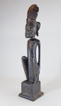 Escultura africana em madeira ebanizada.Med. 53 cm de altura e 11 X 11 cm de base. Etnia não identificada.