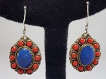 Par de brincos orientais em prata, coral vermelho e cabuchons de Lápis lazuli. Med. 5cm.