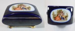 Pequena caixa de coleção em porcelana azul cobalto com cena galante em reserva na tampa. Interior decorado com bouquet de flores. Possivelmente Limoges. Med. 11 x 07x 6.5 cm.