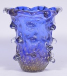 Vaso em Murano repuxado e bullicante na cor azul com pó de ouro, altura 24 cm.
