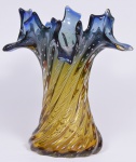 Vaso em Murano torsaide, com boca recortada nas cores azul e âmbar, altura 33 cm.