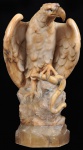 Excepcional Escultura em alabastro representando Águia capturando Serpente, altura total 68 cm.