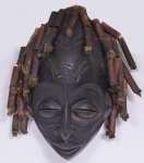 Máscara Arte Africana em madeira entalhada medindo 34 cm.