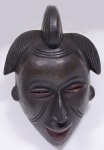 Máscara Arte Africana em madeira entalhada, medindo 35 cm.
