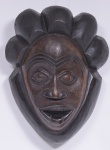 Máscara Arte Africana em madeira entalhada, altura 35 cm.