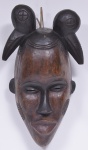 Máscara Arte Africana em madeira entalhada, altura 45 cm.