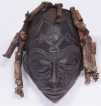 Máscara Arte Africana em madeira entalhada, medindo 34 cm.