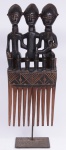 Pente, Arte Africana em madeira entalhada com 3 figuras,  medindo 60 cm de altura, 21 cm comprimento e 7 cm de profundidade.