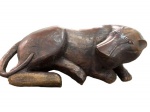 Leão esculpido em madeira de lei, provavelmente Minas Gerais - 1,00 x 52 cm