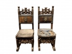 Par de cadeiras ricamente trabalhadas com folha de ouro, brasão não identificado feito em fio de metal - séc. XVIII no estado - 1,19 x 49