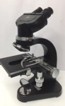 Microscópio ERNST LEITZ WETZLAR de laboratório em perfeito estado, com caixa e várias lentes. Com manual, cabo e luz noturna, completo.