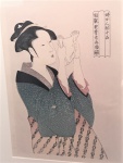 Kitagawa Utamaro. Importante xilogravura assinada e selada na matriz. Apresenta nobre mulher de meia idade lendo uma carta. Obra de cerca de 1791. Aprox. 28 x 18 cm e com a moldura 44 x 34 cm. Lote acima pode fazer par.