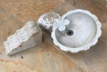 Pia para água benta com sua voluta original em mármore carrara. Brasil séc. XVIII, provavelmente Minas. Peça de coleção.