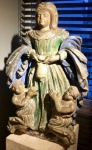 Monumental imagem em pedra de iançã no mais puro Barroco português, final séc. XVII início XVIII representando Santa Leonor, a caridosa, com saco de esmolas. Às seus pés figura de dois anjos.