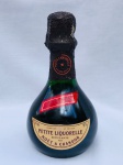 Rara garrafa de licor Petit Liquorelle Moet & Chandon 20 cl. Aprox. 16 cm de altura.