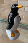 Escultura em cerâmica vitrificada representando Pinguim. Med. 22cm de altura.