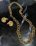 Bijuteria Fina - Belo conjunto da déc. de 50 contendo colar e par de brincos de pressão. Metal dourado.