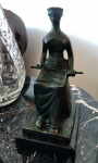 ALFREDO CESCHIATTI - Dama da justiça - Escultura confeccionada em bronze, base em granito negro. Assinada. Med. 10x09cm e 19cm de altura. Com base med. 13x10 e 22cm de altura.  Acervo Particular - Rio de Janeiro
