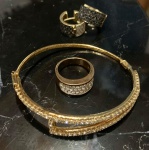 Bijuteria fina - Belo conjunto com bracelete, anel e par de brincos de metal dourado, cravejados. Modelos finos. Cópia de joia.