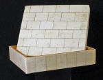 Charuteira, 4,4x14,8x12,5cm, estrutura em madeira, recoberta com placagem provavelmente em osso. Íntegra.