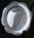 Travesso circular fundo, metal espessurado à prata, 3,1x37,8cm, marcas da manufatura nacional <B>FRACALANZA</B>. Muito bem conservada.