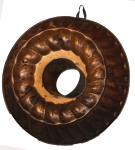 Antiga forma circular para pudim, 7,2x24,4cm, latão, relevos de gomos, íntegra, sinais de uso.
