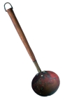 Antiga concha, 54,8cm, latão, cabo original em madeira polida, íntegra, sinais de uso.