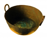 Antigo tacho, 26,5x51,3cm, latão; pegas em bronze, íntegro; mínimas mossas.