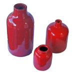 Conjunto de 3 vasos, cerâmica esmaltada, contemporâneos, vermelho-sangue, 33,2; 21,5; e 13,3cm. Dois assinados: A. SALAZAR. Perfeitos.