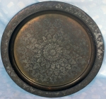 Antiga bandeja circular, 60cm, latão, profusa ornamentação: arabescos gravados; íntegra.