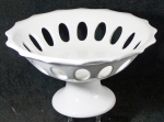 Fruteiro circular, 17x32cm, cerâmica branca esmaltada, sem marcas, corpo em sino invertido, vazados verticais ovais, bordos com movimento. Base em sino. Íntegro.