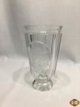 Vaso floreira em cristal com lapidação fosca em baixo relevo. Medindo 24,5cm de altura.