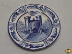 Prato decorativo em porcelana azul e branca com pintura de castelo. Medindo 18cm de diâmetro.