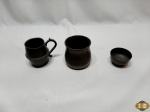 Lote composto de cinzeiro, caneca e porta treco em estanho. Medindo o porta treco 8,5cm de altura.