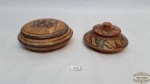 2 caixas, em ceramica, decorada com cenas gregas e   Cusco PeruMedidas: 12 cm de diâmetro caixa maior , menor 10 cm de diâmetro. cerâmica
