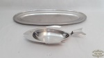 2 travessas para peixe em aço inox.. Medidas: 62cm de comprimento e 22 cm de largura travessa grande, travessa menor 36cm de comprimento e 16 cm de largura.