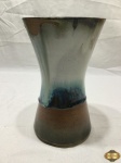 Vaso floreira em cerâmica vitrificada. Medindo 22cm de altura.