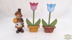 Lote 3 Enfeites em Madeira 2 vasos de tulipas e 1 boneco ..Medidas: 22cm altura palhaço ,flor 25cm altura.
