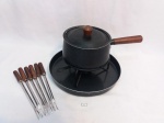 Panela de fondue com 6 garfos e fogareiro em teflon. Medida:panela, 16 cm de diametro, 8cm de altura,bandeja 29 cm de diametro