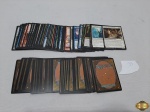 Lote de 100 cartas sortidas das coleções mais recentes do jogo Magic, não acompanha terreno básico, acompanha 1 carta rara, ótimo para iniciantes que querem começar a montar a sua coleção.