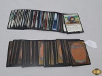 Lote de 100 cartas sortidas das coleções mais recentes do jogo Magic, não acompanha terreno básico, acompanha 1 carta rara, ótimo para iniciantes que querem começar a montar a sua coleção.