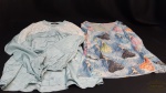 2  Blusas femininas  bordadas,  da marca Mixed.tamanho P,Composiçao a zul de seda mista.