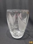 Vaso floreira em cristal lapidado com detalhes fosco. Medindo 23cm de altura.