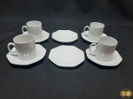 Jogo de 4 xícaras de café com 6 pires facetado em porcelana branca. Um dos pires possui um bicado.