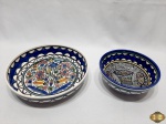 Lote de 2 bowls em porcelana pintada à mão. Medindo uma delas 13cm de diâmetro x 5cm de altura e a outra 18cm de diâmetro x 4cm de altura.