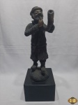 Escultura de homem com trombeta em bronze com base em mármore. Medindo 42cm de altura, pesando 7,5kg.